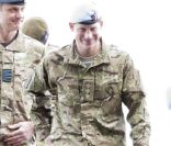 Le prince Harry, en uniforme et béret de la RAF, visitait le 10 février 2012 la base de la RAF de Hunington, dont il est commandant d'honneur, non loin de sa base de Wattisham (Suffolk). Il a notamment partagé son expérience de l'Afghanistan avec ses camarades, à quelques mois de son probable redéploiement.