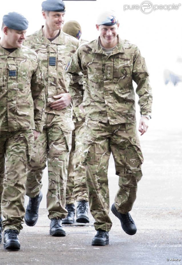 Le prince Harry, en uniforme et béret de la RAF, visitait le 10 février 2012 la base de la RAF de Hunington, dont il est commandant d'honneur, non loin de sa base de Wattisham (Suffolk). Il a notamment partagé son expérience de l'Afghanistan avec ses camarades, à quelques mois de son probable redéploiement.