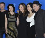 Goran Kostic, Vanesa Glodjo, Angelina Jolie, Zana Marjanovic et Rade Srbedzija présentent <em>Au pays du sang et du miel </em>au festival de Berlin, le 11 février 2012.