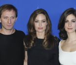 Goran Kostic, Angelina Jolie et Zana Marjanovic présentent <em>Au pays du sang et du miel </em>au festival de Berlin, le 11 février 2012.