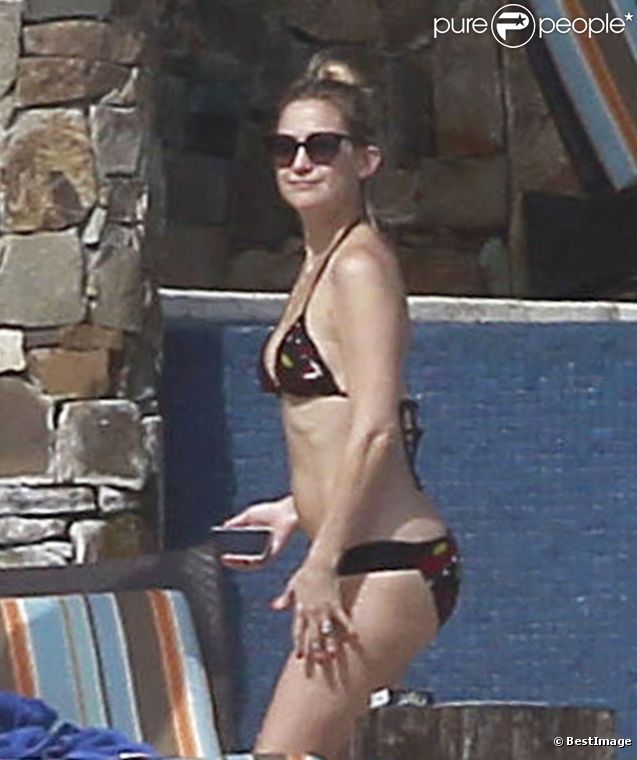 Kate Hudson est en vacances à Cabo San Lucas, au Mexique, en février 2012. Elle est avec son compagnon Matthew Bellamy et leur enfant Bingham.