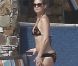 Kate Hudson, amoureuse, dévoile sa silhouette de rêve sous le soleil