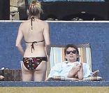 Kate Hudson se détend sous le soleil de Cabo San Lucas, au Mexique, en février 2012. Elle est avec son compagnon Matthew Bellamy et leur enfant Bingham.