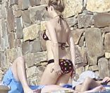 Kate Hudson très sexy à Cabo San Lucas, au Mexique, en février 2012. Elle est avec son compagnon Matthew Bellamy et leur enfant Bingham.