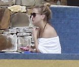 Kate Hudson se détend sous le soleil de Cabo San Lucas, au Mexique, en février 2012. Elle est avec son compagnon Matthew Bellamy et leur enfant Bingham.