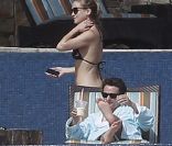 Kate Hudson se détend sous le soleil de Cabo San Lucas, au Mexique, en février 2012. Elle est avec son compagnon Matthew Bellamy et leur enfant Bingham.