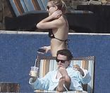 Kate Hudson se détend sous le soleil de Cabo San Lucas, au Mexique, en février 2012. Elle est avec son compagnon Matthew Bellamy et leur enfant Bingham.