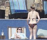 Kate Hudson se détend sous le soleil de Cabo San Lucas, au Mexique, en février 2012. Elle est avec son compagnon Matthew Bellamy et leur enfant Bingham.