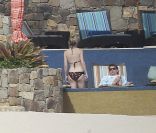 Kate Hudson se détend sous le soleil de Cabo San Lucas, au Mexique, en février 2012. Elle est avec son compagnon Matthew Bellamy et leur enfant Bingham.