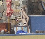 Kate Hudson se détend sous le soleil de Cabo San Lucas, au Mexique, en février 2012. Elle est avec son compagnon Matthew Bellamy et leur enfant Bingham.