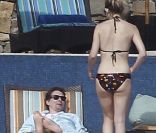 Kate Hudson se détend sous le soleil de Cabo San Lucas, au Mexique, en février 2012. Elle est avec son compagnon Matthew Bellamy et leur enfant Bingham.