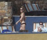 Kate Hudson se détend sous le soleil de Cabo San Lucas, au Mexique, en février 2012. Elle est avec son compagnon Matthew Bellamy et leur enfant Bingham.