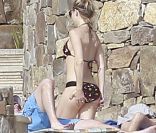 Kate Hudson se détend sous le soleil de Cabo San Lucas, au Mexique, en février 2012. Elle est avec son compagnon Matthew Bellamy et leur enfant Bingham.