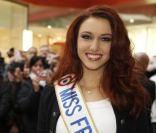 Delphine Wespiser : Radieuse et souriante avant une Saint-Valentin marathon !
