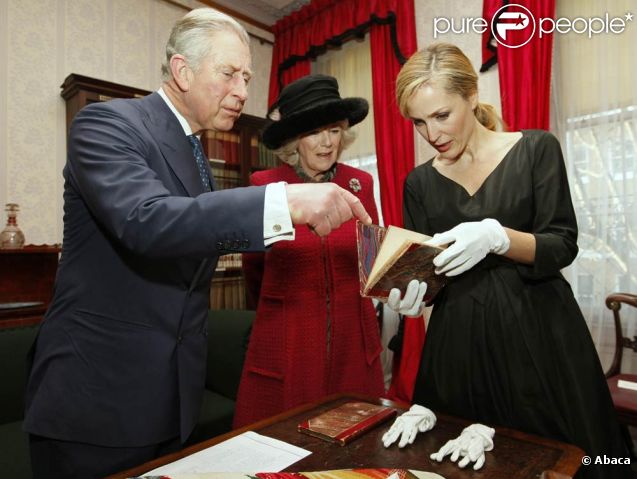 Le prince Charles, Camilla Parker Bowles et Gillian Anderson au musée Dickens à Londres le 7 février 2012.  