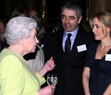  Rowan Atkinson et Gillian Anderson ont rencontré la reine Elizabeth II, qui donnait le 14 février 2012 une réception à Buckingham Palace suite à la représentation d'une pièce hommage à Charles Dickens au Guildhall de Londres. 