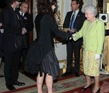 Fraîchement élevée au grade de commandeur de l'ordre de l'empire britannique, Helena Bonham Carter retrouvait la reine Elizabeth II, qui donnait le 14 février 2012 une réception à Buckingham Palace suite à la représentation d'une pièce hommage à Charles Dickens au Guildhall de Londres.