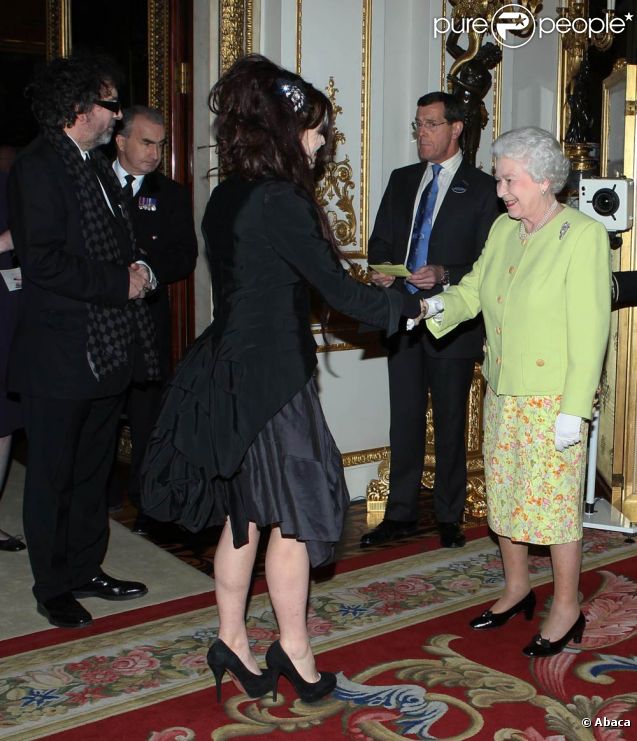 Fraîchement élevée au grade de commandeur de l'ordre de l'empire britannique, Helena Bonham Carter retrouvait la reine Elizabeth II, qui donnait le 14 février 2012 une réception à Buckingham Palace suite à la représentation d'une pièce hommage à Charles Dickens au Guildhall de Londres.
