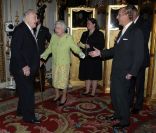 Sir Donald Sinden a fait la joie de sa présence à la reine Elizabeth II et au duc d'Edimbourg, qui donnaient le 14 février 2012 une réception à Buckingham Palace suite à la représentation d'une pièce hommage à Charles Dickens au Guildhall de Londres.