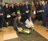 Le prince Charles et Camilla Parker Bowles avec des descendants de Dickens pour un hommage en l'abbaye de Westminster le 7 février 2012, jour du bicentenaire de la naissance de l'écrivain. 