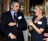 Rowan Atkinson et Gillian Anderson réunis pour le bicentenaire de la naissance de Dickens. La reine Elizabeth II donnait le 14 février 2012 une réception à Buckingham Palace suite à la représentation d'une pièce hommage à Charles Dickens au Guildhall de Londres.