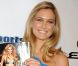 Souriante, Bar Refaeli tient le magazine et exhibe ses photos lors de la soirée de lancement du magazine Sports Illustrated 2012 Swimsuit Issue au Crimson à New York. Le 14 février 2012.