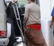 Hilary Duff, sur le point d'accoucher, chouchoute son mari, fraîchement opéré, le 29 janvier 2012 à Los Angeles.