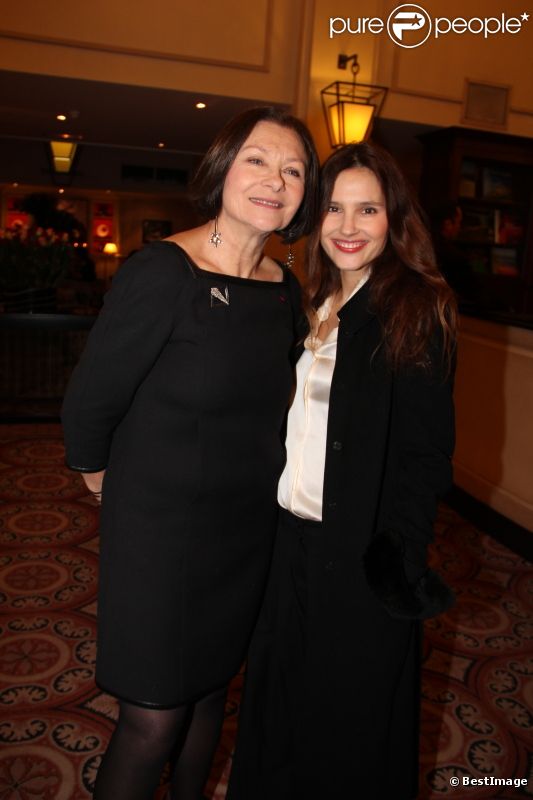 Virginie Ledoyen et Macha Méril célèbrent la sortie du livre Version originale de Henry Chapier, à Paris le 15 février 2012.