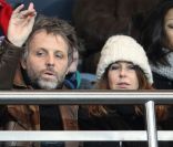 Stéphane Guillon et Muriel Cousin lors du match au sommet entre le PSG et Montpellier conclu sur le score de 2-2 au Parc des Princes à Paris le 19 février 2012