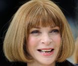 Anna Wintour, ravie à son arrivée au défilé Burberry Prorsum à Londres, le 20 février 2012.