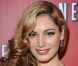 Kelly Brook : Une coquine habillée de dentelle et de satin qui nous ensorcelle