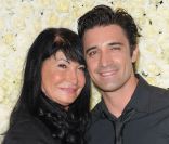 Gilles Marini et sa mère lors du QVC Red Carpet Style Event à Los Angeles, le 23 février 2012.