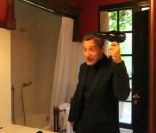 Antoine de Caunes en roi du brushing. Despina Ricci a invité une pléiade de people pour le clip du single-titre de son album, <em>What I Am</em>, pour un effet décoiffant !