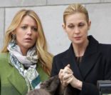 Blake Lively et sa maman dans la série Kelly Rutherford répondent à des journalistes sur le tournage de Gossip Girl, le 1er mars, à New York