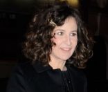 Valérie Lemercier, très chic dans son manteau et sa petite robe noire lors de la soirée Dior Joaillerie à Paris, le 4 mars 2012.