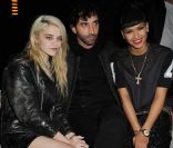 Les chanteuses Sky Ferreira et Cassie entourent Riccardo Tisci lors du défilé Kanye West. Paris, le 6 mars 2012.