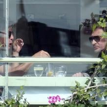 Johnny Hallyday à la terrasse du restaurant The Ivy à Los Angeles, le 5 mars 2012.