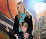 Isabelle Camus et son fils Joalukas à la générale du Cirque Eloize, à Paris, le 17 mars 2012.