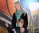 Isabelle Camus et son fils Joalukas à la générale du Cirque Eloize, à Paris, le 17 mars 2012.