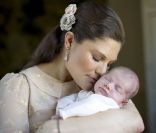  La princesse Estelle de Suède dans les bras de sa tendre maman la princesse Victoria, au palais Haga, portrait officiel publié le 26 mars 2012. 
 La princesse Estelle de Suède, née le 23 février 2012, après de premières images le 27 février, a été présentée dans trois portraits officiels diffusés par la Maison royale le 26 mars 2012. 