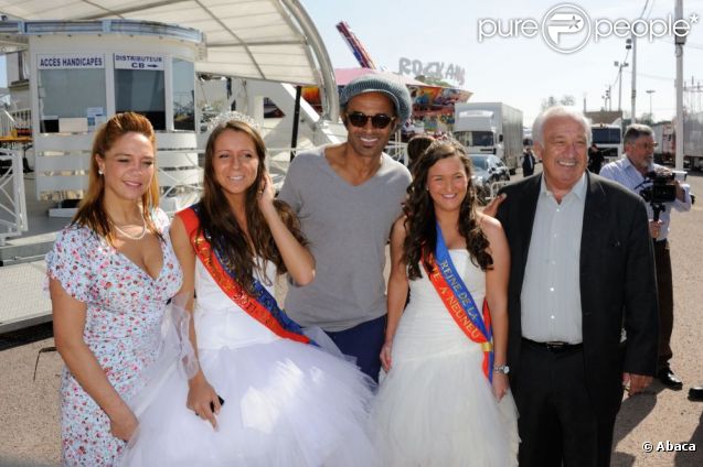 Yannick Noah et Marcel Campion entourés des "Reines de la fête à Neuneu" à la conférence de presse de la Foire du Trône 2012, à Paris le 26 mars 2012