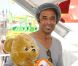 Yannick Noah et un ours en peluche à la conférence de presse de la Foire du Trône 2012, à Paris le 26 mars 2012