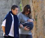 Résidence présidentielle de La Lanterne : Nicolas Sarkozy et Carla Bruni promènent leur fille Giulia, à Versailles, le 31 octobre 2011.