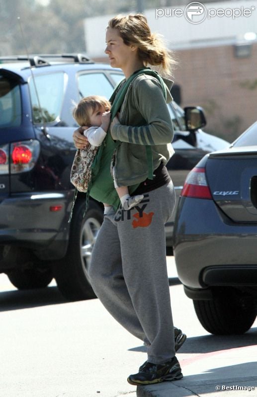 L'actrice Alicia Silverstone dans les rues de Los Angeles le 27 mars 2012, allaite son fils Bear en marchant