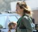 L'actrice Alicia Silverstone dans les rues de Los Angeles le 27 mars 2012, allaite son fils Bear en marchant