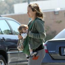 Alicia Silverstone, maman surprenante, dans les rues de Los Angeles le 27 mars 2012, allaite son fils Bear en marchant