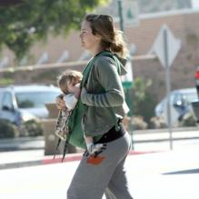 La surprenante Alicia Silverstone dans les rues de Los Angeles le 27 mars 2012, allaite son fils Bear en marchant