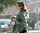 La surprenante Alicia Silverstone dans les rues de Los Angeles le 27 mars 2012, allaite son fils Bear en marchant