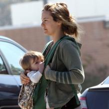 Alicia Silverstone dans les rues de Los Angeles le 27 mars 2012, allaite son fils Bear en marchant