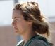 Alicia Silverstone dans les rues de Los Angeles le 27 mars 2012, allaite son fils Bear en marchant